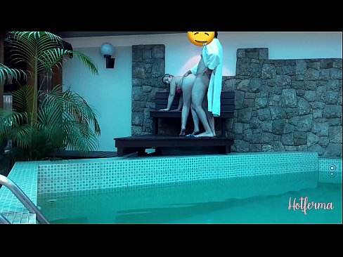 ❤️ Bòs envite sèvant nan pisin lan, men li pa t 'kapab reziste yon cho ☑ Videyo sèks nan ht.pornsos-com.ru